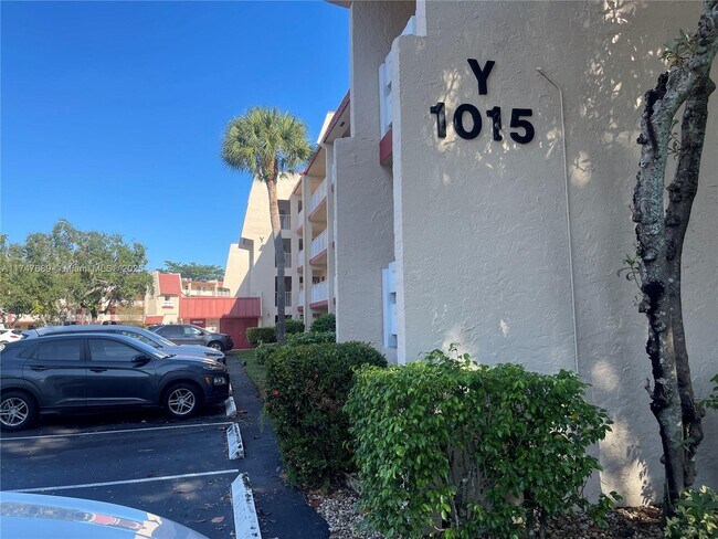 Building Photo - 1015 Country Club Dr