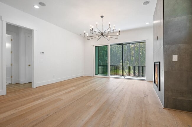 Building Photo - Custom 5 bedroom, 5 bathroom home with Woo...