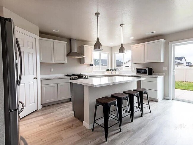 Building Photo - Great 4 bed 2.5 bath home with 2600 sq ft!  Kuna Home with lots of room just off N Ten Mile Rd an...
