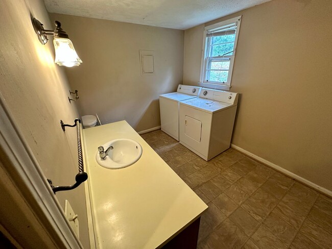Building Photo - 3 Bedroom Home Close To Clemson Campus