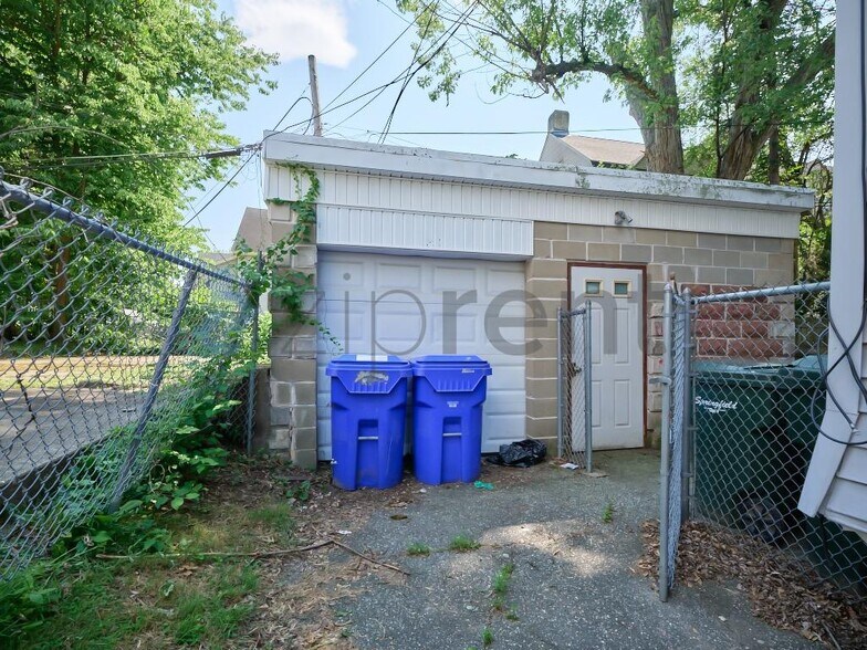 Building Photo - Unit 2
