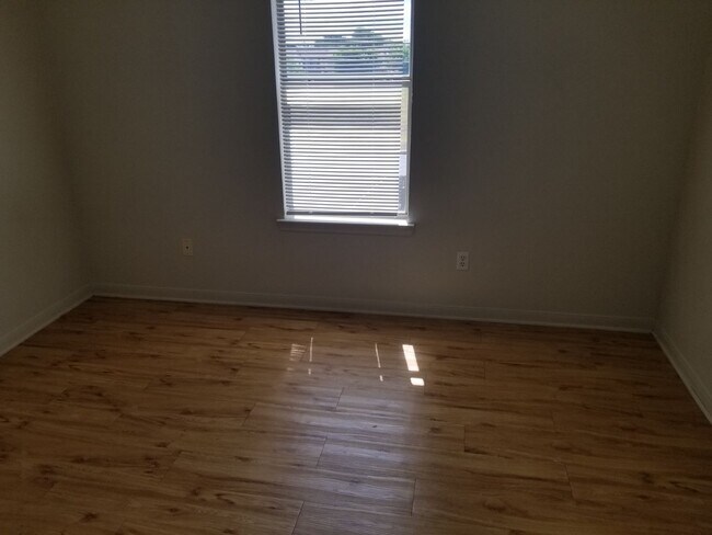 Building Photo - Two Bedrooms Plus Loft