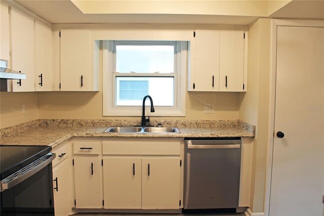 Building Photo - 608 Lark Dr
