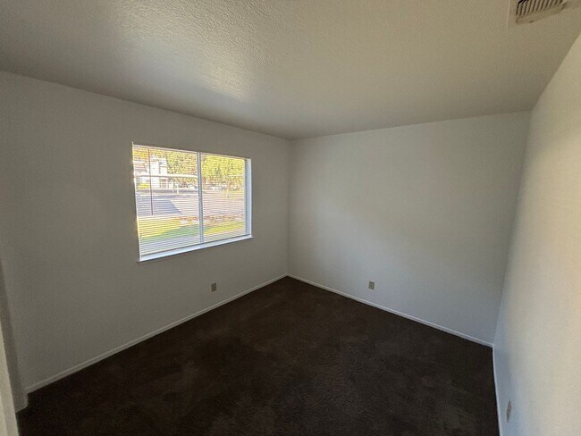 Building Photo - Rosemont Condo - Spacious & Updated 2-Bed, 1-Bath Condo with In-Unit Laundry!