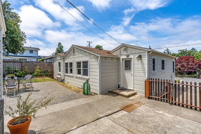 Building Photo - Alta Heights Beautifully Renovated Cottage