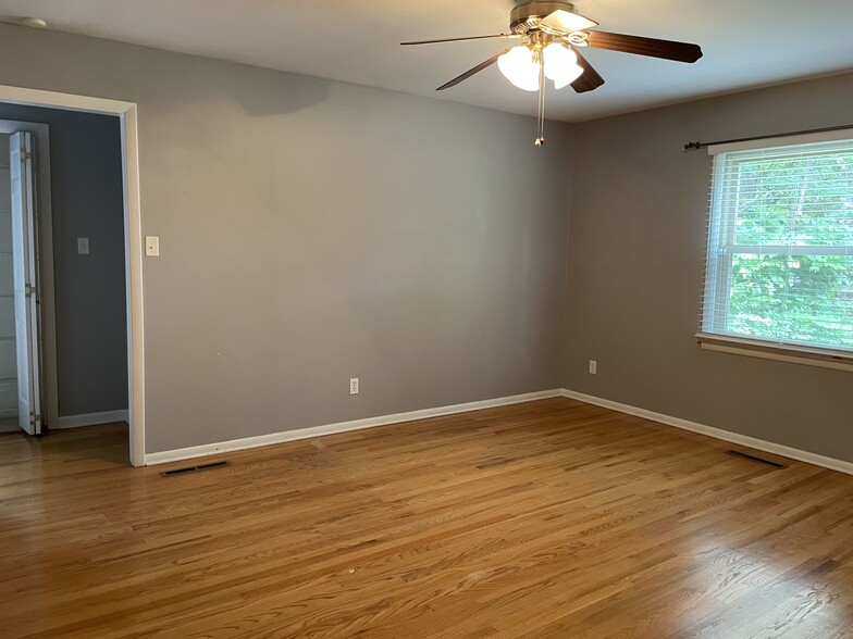Master bedroom w/ceiling fan - 8205 Ainsworth Dr