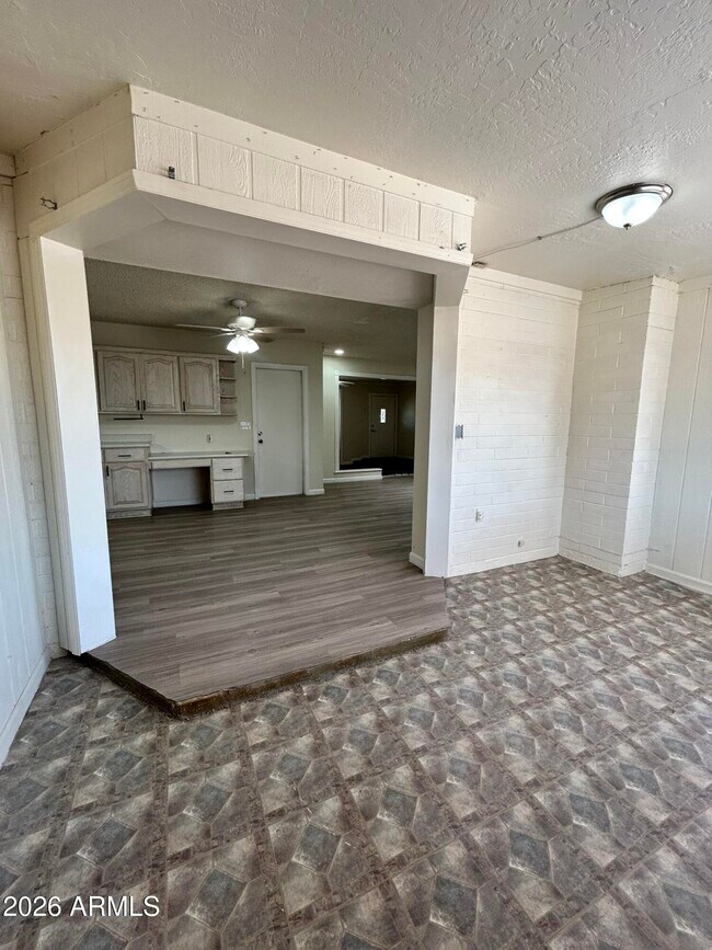 Building Photo - 711 N Oracle Cir