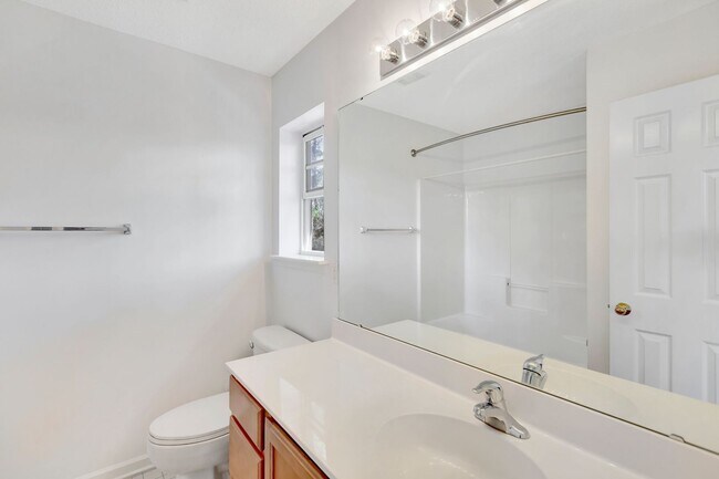 Building Photo - Townhouse available in Summer Wood!