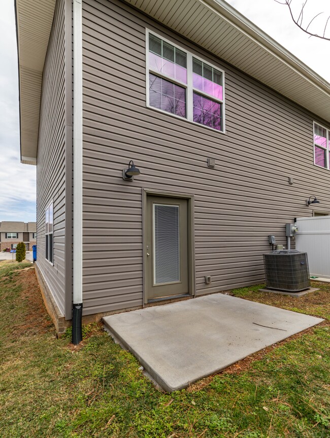 Building Photo - 923 Warrior Hill Dr