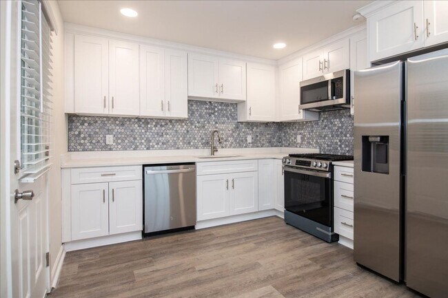Building Photo - Newly Renovated 3bd/2ba Duplex Unit in Con...