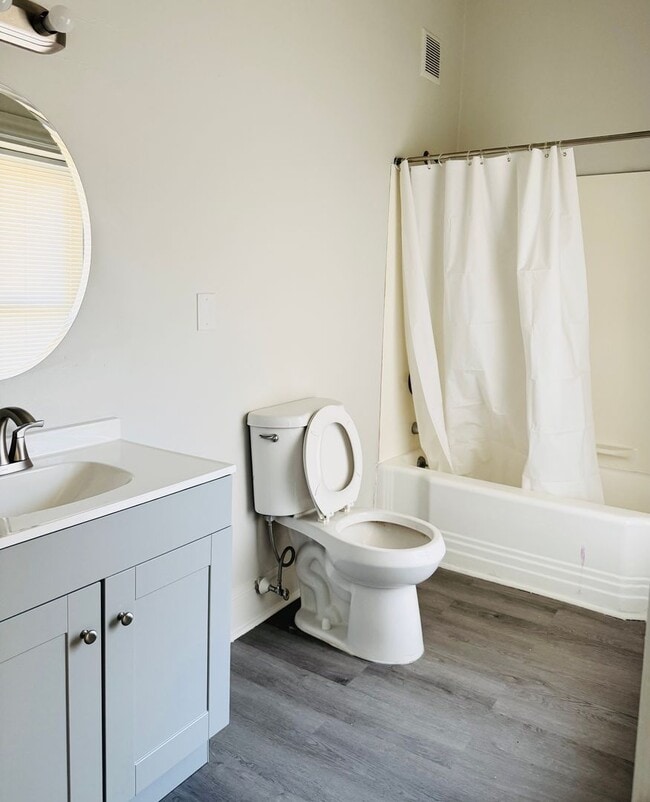 Building Photo - 328 W King St