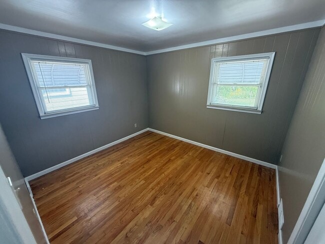Building Photo - 3 BedroomRanch with a Detached 2 Car Garag...