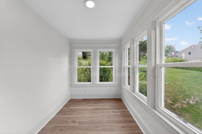 Building Photo - 1527 Farland Ave
