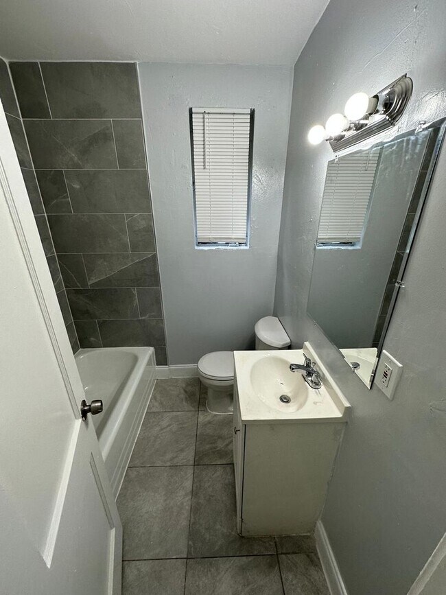 Building Photo - 1046/1048 W 8th St.- Duplex