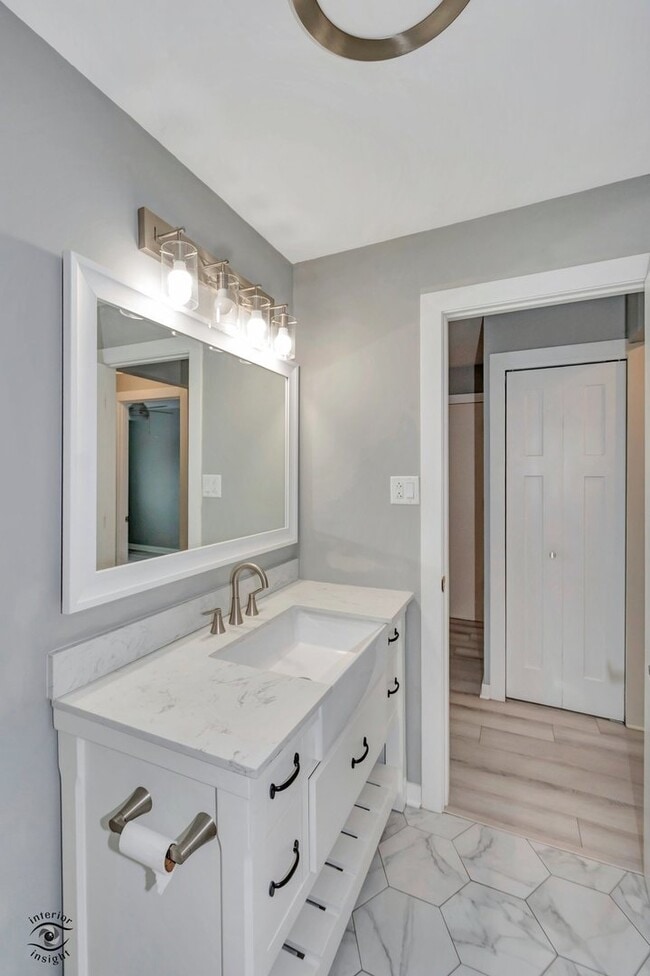 Building Photo - 7302 Blackstone Ave