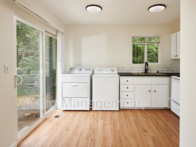 Building Photo - 4537 NE 82nd Ave