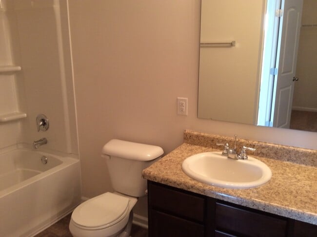 Building Photo - Columbus IN - 3 br with loft