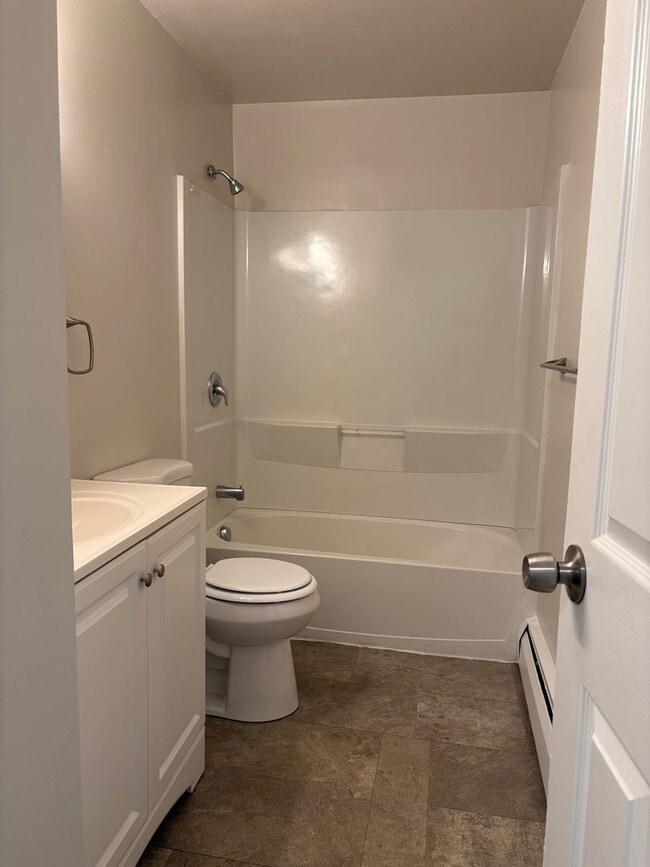 Building Photo - 2 Bedroom Townhouse Apartment