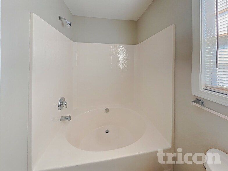 Building Photo - 4504 Valendra Dr