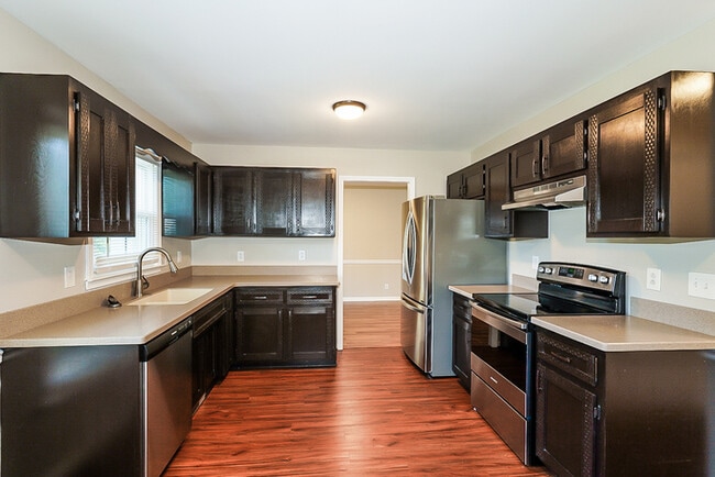 Building Photo - Inviting 3-Bedroom Home with Sunroom