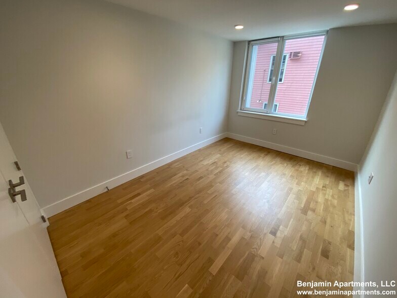 Building Photo - 334 Harvard St