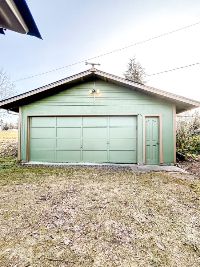 Building Photo - 3BD with Sunroom on 2 Acres