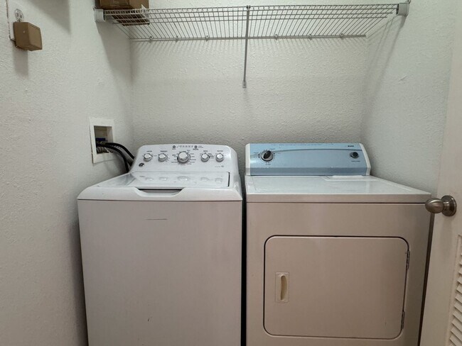 Building Photo - Spacious 1 bedroom overlooking pool at The Registry!