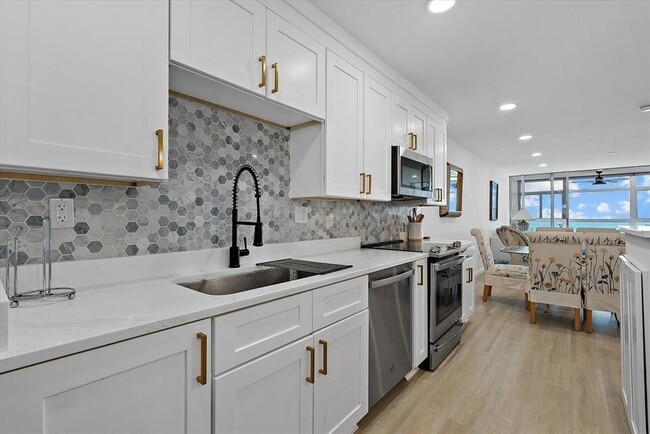 Building Photo - 255 The Esplanade N