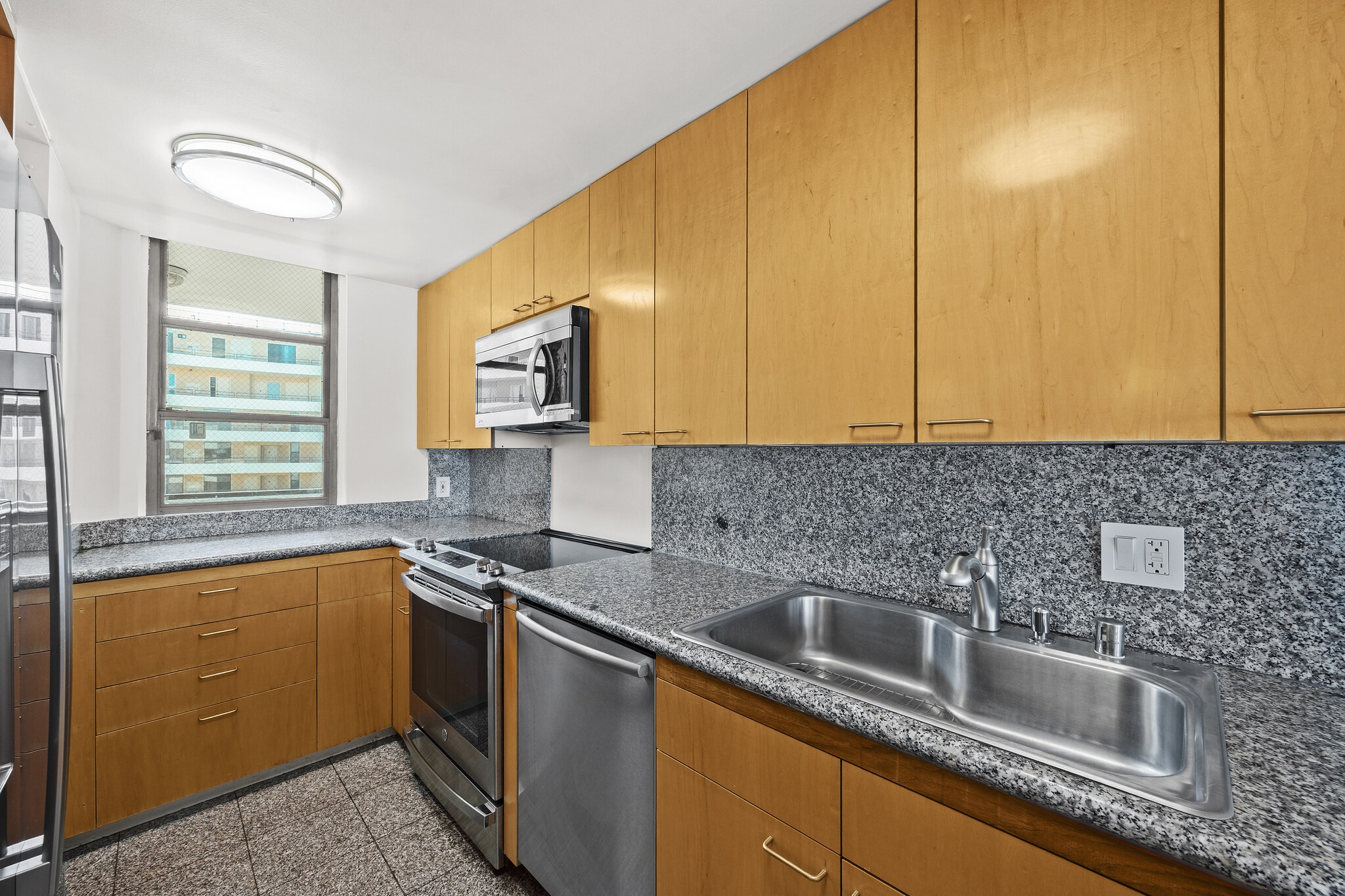 Kitchen with ample cabinetry - 4316 Marina City Dr
