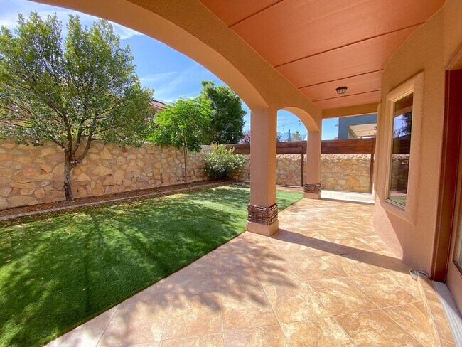 Building Photo - Northeast El Paso 3bed Refrig A/C