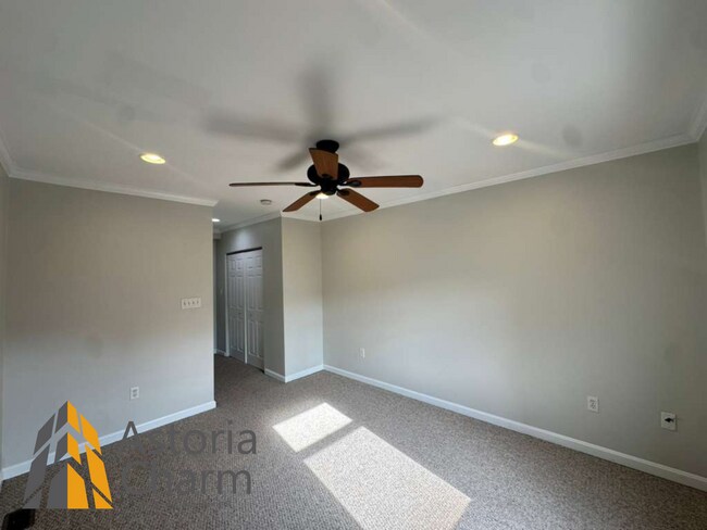 Building Photo - 3 Bedroom Home with Rooftop Views and Modern Finishes