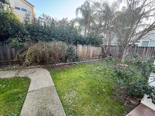 Building Photo - Nice Home with great floorplan