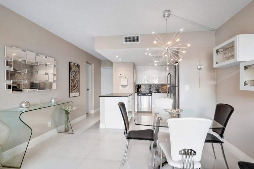 Building Photo - 1830 Embassy Dr