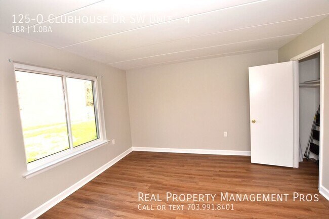 Building Photo - 125-O Clubhouse Dr SW Unit-4