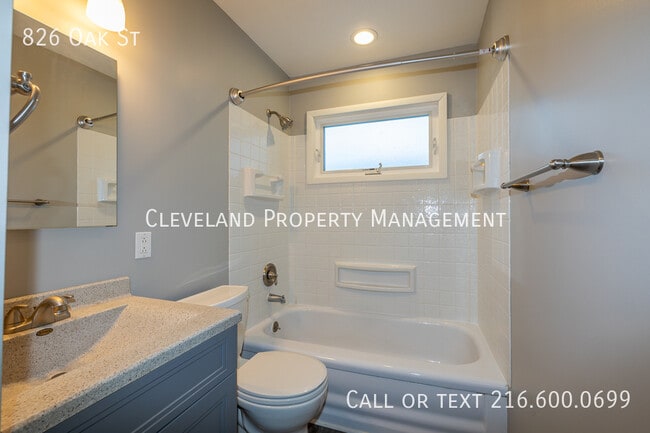 Building Photo - 826 Oak St