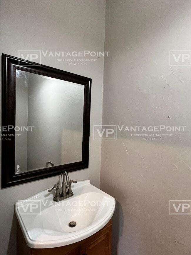 Building Photo - 370 S Main St