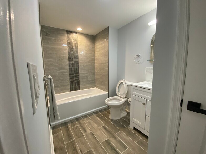Basement full bathroom - 1525 Manton St