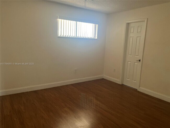 Building Photo - 1340 W 41st St