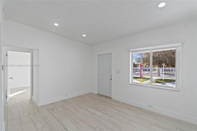 Building Photo - 641 E 44th St