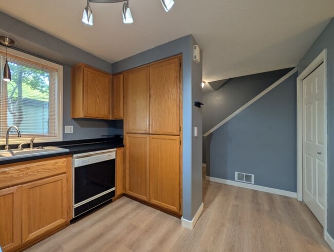 Building Photo - 2-Bedroom, 1.5-Bath Sunset Meadow Townhous...
