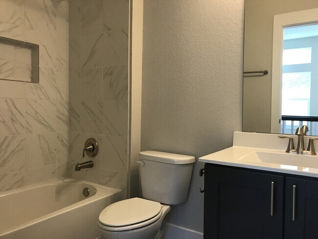 Building Photo - BEAUTIFUL TOWNHOUSE IN CRESTVIEW