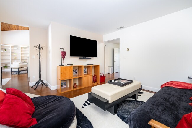 Building Photo - 9 Belshyre Ct