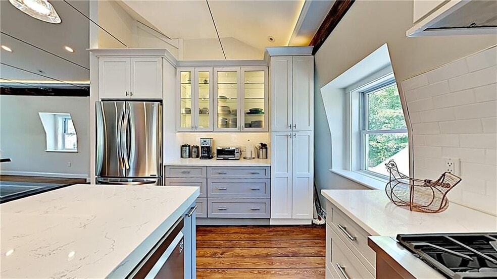 Building Photo - 21 School St