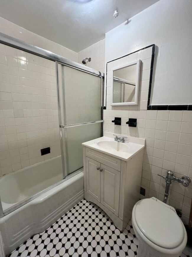 Building Photo - 0 bedroom in SUNNYSIDE NY 11104