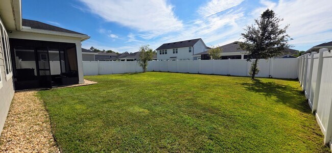 Building Photo - 3 bedroom 2 bath Open Floor Plan!
