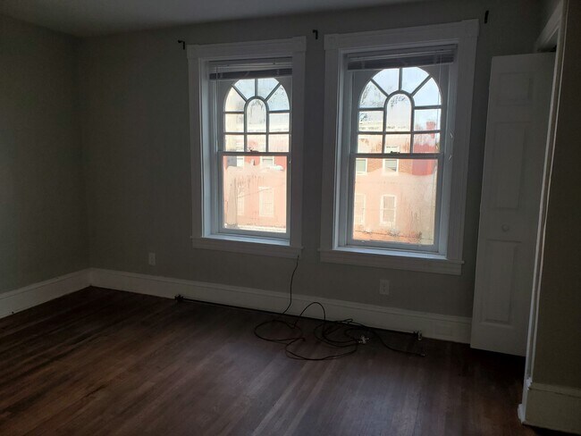 Building Photo - 528 E King St