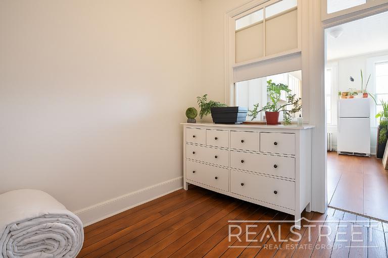 Building Photo - Spacious 1.5 BED in Bushwick/East Williams...