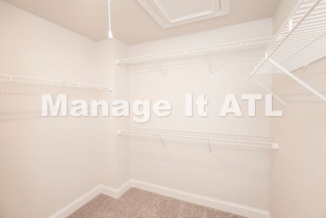 Building Photo - 4 Bedroom Townhome in Chamblee