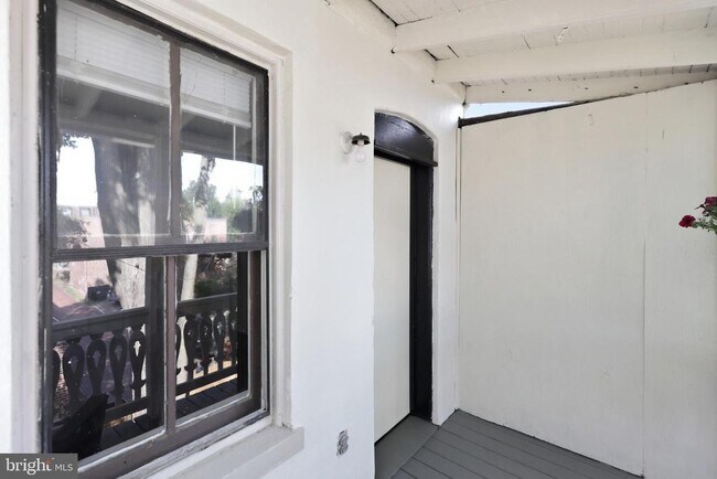 Building Photo - 237 8th St NE