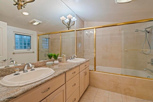 Building Photo - 6430 La Jolla Scenic S Dr